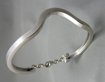 PAGLIANI PAGLIANI. Bracelet "Arobase" en or gris partiellement brossé, jonc à section...