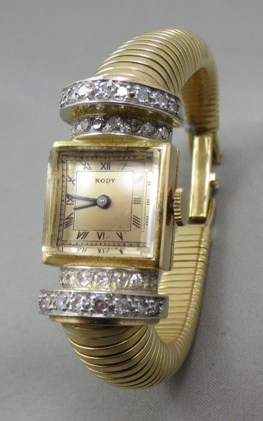 KODY KODY. Montre bracelet de femme en or et platine, le cadran de forme carrée doré...