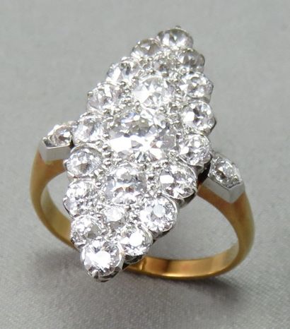 null Bague "Marquise" en or et platine, de forme navette, entièrement pavée de diamants...
