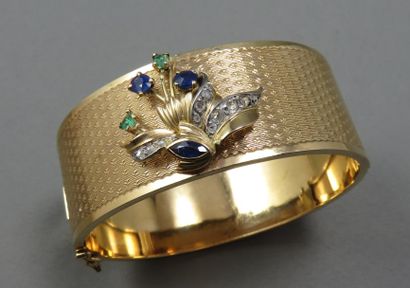 null Large Bracelet manchette en or, ouvert à charnières, appliqué d'un motif stylisant...