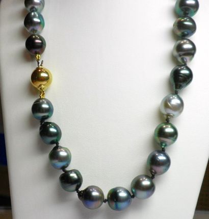 null Collier en perles de Tahiti baroques multicolores diamètre 9,5-10 mm. Fermoir....
