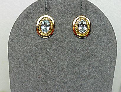 null Paire de boucles d'oreilles or jaune en clos de 2 aigues marines ovales. Or...