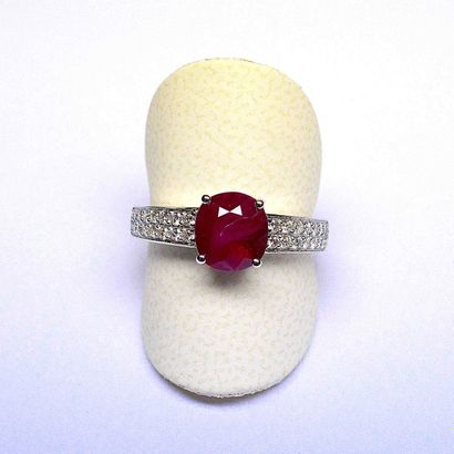 null Bague or blanc centrée d'un rubis birman ovale pour 2,10 cts. l'anneau étant...