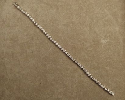 null Bracelet ligne en or gris serti en clos de 50 diamants pour 2,84 cts. Poids...