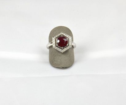 null Bague or blanc centrée d'un rubis rond birman pesant 2 cts. monture sertie de...