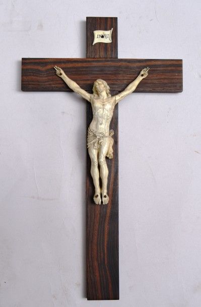 null Crucifix en ivoire, Croix en palissandre, XIXème. Hauteur du Christ : 18 cm...