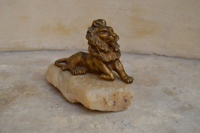 null Ecole FRANCAISE fin XIX ème, Lion allongé, bronze doré sur socle en pierre....