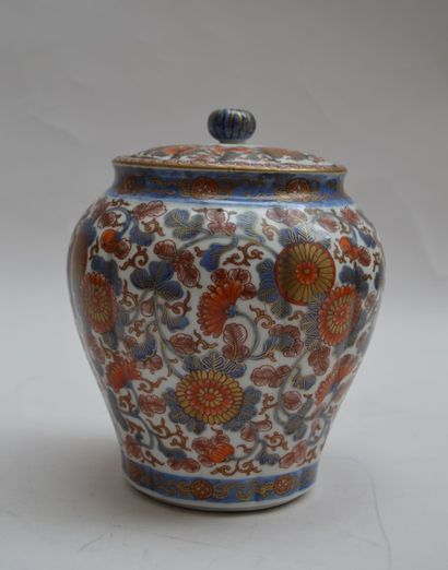 null Pot couvert balustre en porcelaine Imari, haut.: 20 cm.