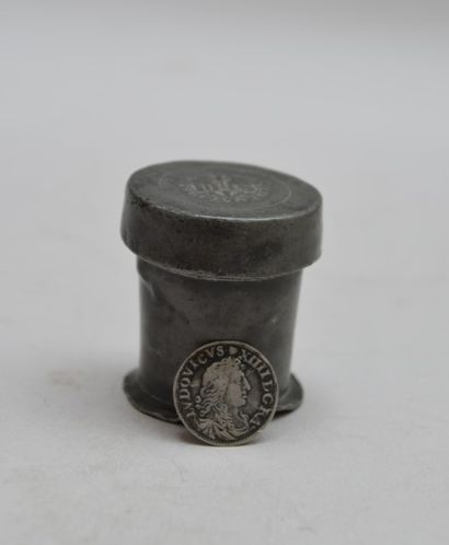 null Louis XIV - 4 Sols des traitants en argent 1677 D, dans une petite boite en...
