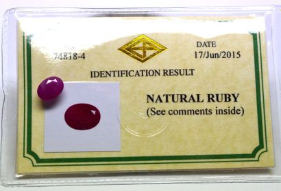 null Un rubis ovale birman sur papier pesant 3,89 cts. Le rubis est accompagné de...