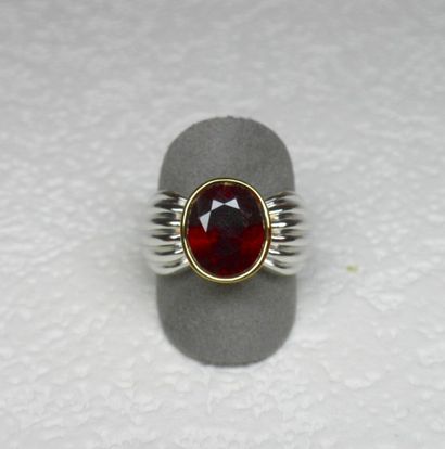 null Bague bicolore soutenant en clos un rubis traité pour 6 cts. env. anneau godronné...