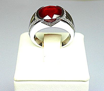 null Bague or blanc soutenant un rubis traité pesant 6,00 cts. env., monture soulignée...