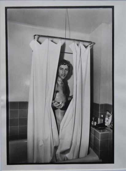 null Mike BRANT, sous la douche, circa 1973. Tirage argentique postérieur par Tony...