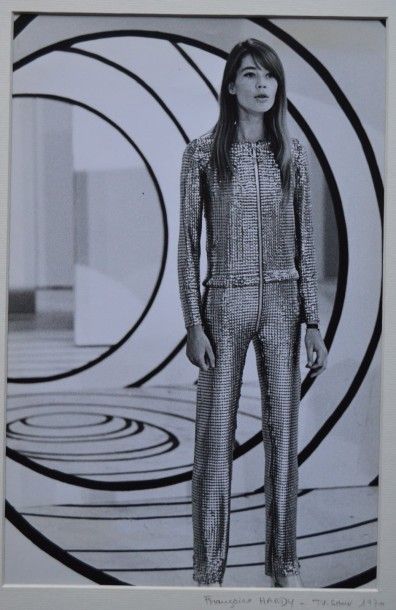 null Françoise HARDY, 1970 avec une tenue de Paco Rabanne. Tirage argentique d'époque...