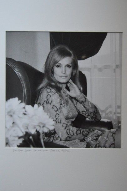 null DALIDA, dans sa maison en 1972. Tirage argentique postérieur par Tony Grylla...