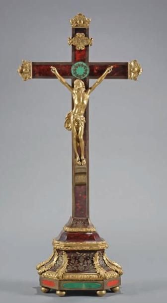 null CRUCIFIX, le Christ en bronze, la croix en placage d'écaille rouge, le socle...
