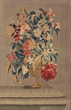null PANNEAU DE TAPISSERIE: vase de fleurs sur un entablement. XVIIIe siècle - Haut....