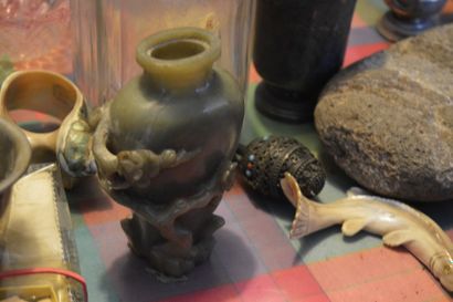 null Petit vase balustre en néphrite sculptée de prunus. Chine, fin XIX- début XXe...