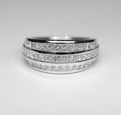 null Bague jonc joaillerie or blanc 3 rangs serti rail de 60 diamants carrés (taille...