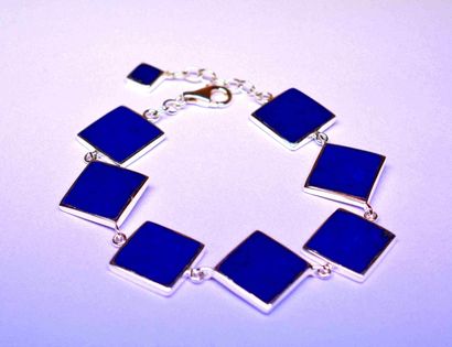 null Bracelet en argent soutenant des lapis lazuli naturels taille carrée. PB 15,24...