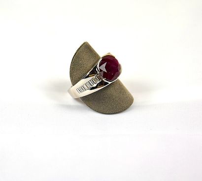 null Bague or blanc centrée en demi clos d'un rubis ovale birman de 3,49 cts. Monture...