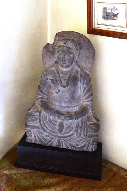 null Grand bouddha Maitreya assis en schiste gris bleuté. Style Gandhara. Haut.:...
