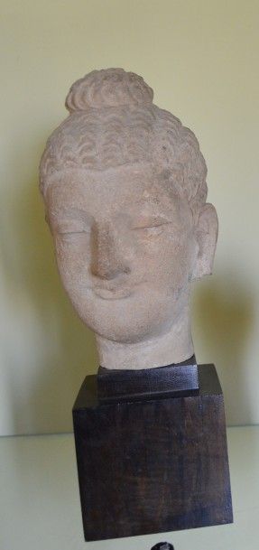 null TETE de Bouddha en pierre calcaire. Travail Moderne. Haut.: 20 cm.