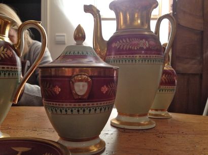 null PARIS, XIX ème. Service à thé et café en porcelaine à décor doré et peint de...