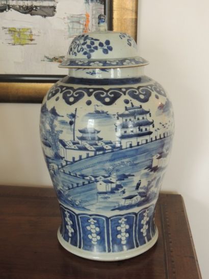 null Pot couvert à gingembre en porcelaine à décor blanc bleu à décor de palais....