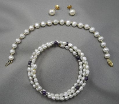 null Lot composé de 2 BRACELETS et de clous d'Oreilles, en or et perles de culture,...