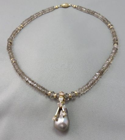 null COLLIER Perle en "Poire" orné d'un pendentif en or composé d'une perle grise...