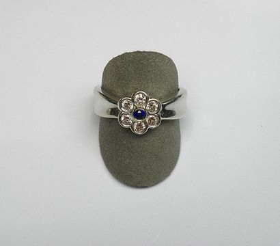 null Bague or blanc représentant une fleur sertie d'un saphir central et de 6 diamants...