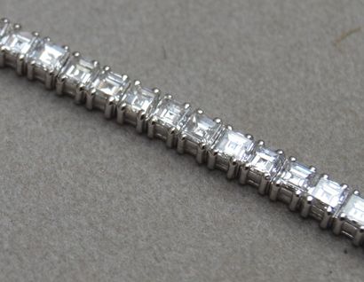 null Bracelet ligne en or gris serti de 53 diamants taille princesse. Poids brut...