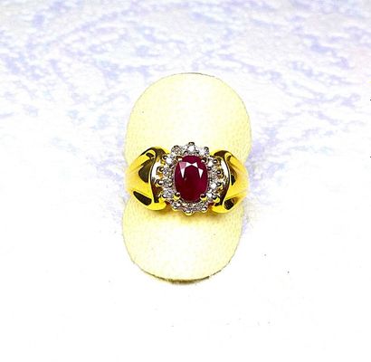 null Bague or jaune anneau stylisé centrée d'un rubis ovale probablement birman dans...