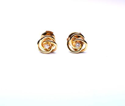 null Paire de boucles d'oreilles or jaune torsadées centrée de 2 diamants ronds taille...