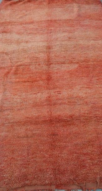 null MAROC, Moyen Atlas XX ème, tapis laine rouge clair. 235 x 140 cm.