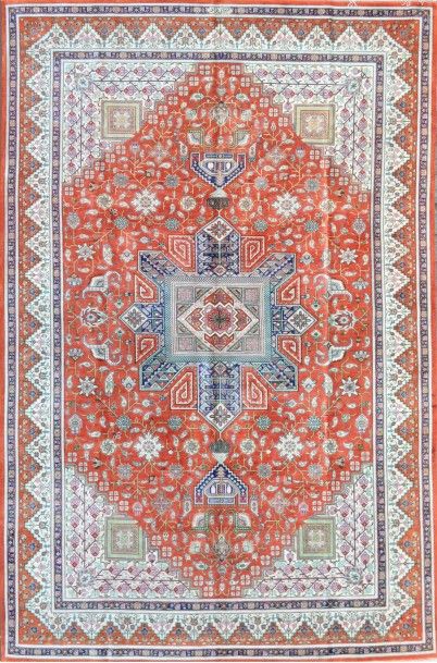 null Grand et fin GHOUM en soie (Iran), vers 1980

Champ corail à décor floral géométrique...
