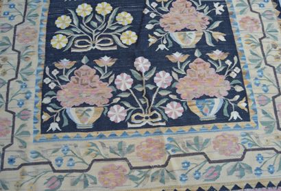 null RUSSIE, tapis tissé en laine polychrome à décor sur fond noir de larges fleurs....