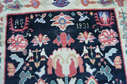 null SUEDE année 1931, tapis laine à décor polychrome sur fond noir marqué AS. 280...