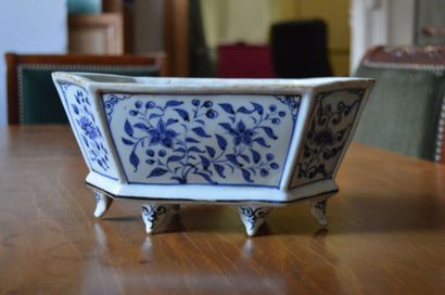 null JARDINIERE hexagonale à motifs floraux bleus sur fond blanc. Chine, début XX...