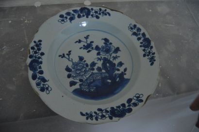 null Suite de huit ASSIETTES en porcelaine bleu à bords mouvementés. Chine, XVIII...
