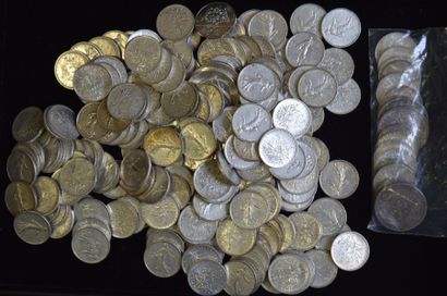 null ENSEMBLE de 213 pièces de 5 francs en argent semeuse (années 1960) et de deux...