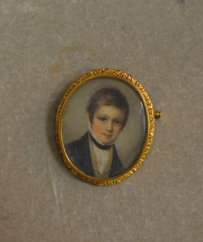 null BROCHE ornée d'une miniature figurant un enfant en habit. Vers 1830. 