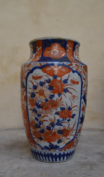 null VASE oblong en porcelaine imari à décor de fleurs dans des réserves. Chine....