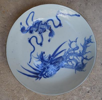 null ASSIETTE en porcelaine à décor bleu sur fond blanc, le bord cerclé de fer. Chine...
