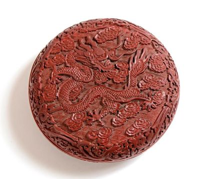 null CHINE. BOITE circulaire en laque rouge à décor d'un dragon dans des nuées, marque...