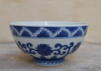 null BOL en porcelaine à décor bleu sur fond blanc. Chine, XX ème.