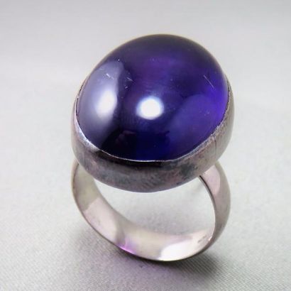 null BAGUE en argent à 925°/00 ornée d'un important cabochon d'améthyste en serti...