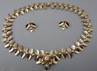 null DEMI PARURE composée d'un Collier collerette et de Clips d'Oreilles en or et...