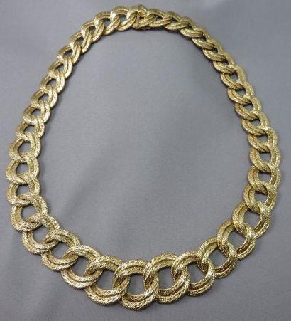 MAUBOUSSIN MAUBOUSSIN – Paris. Collier en or brossé, maille stylisant un double cordage...